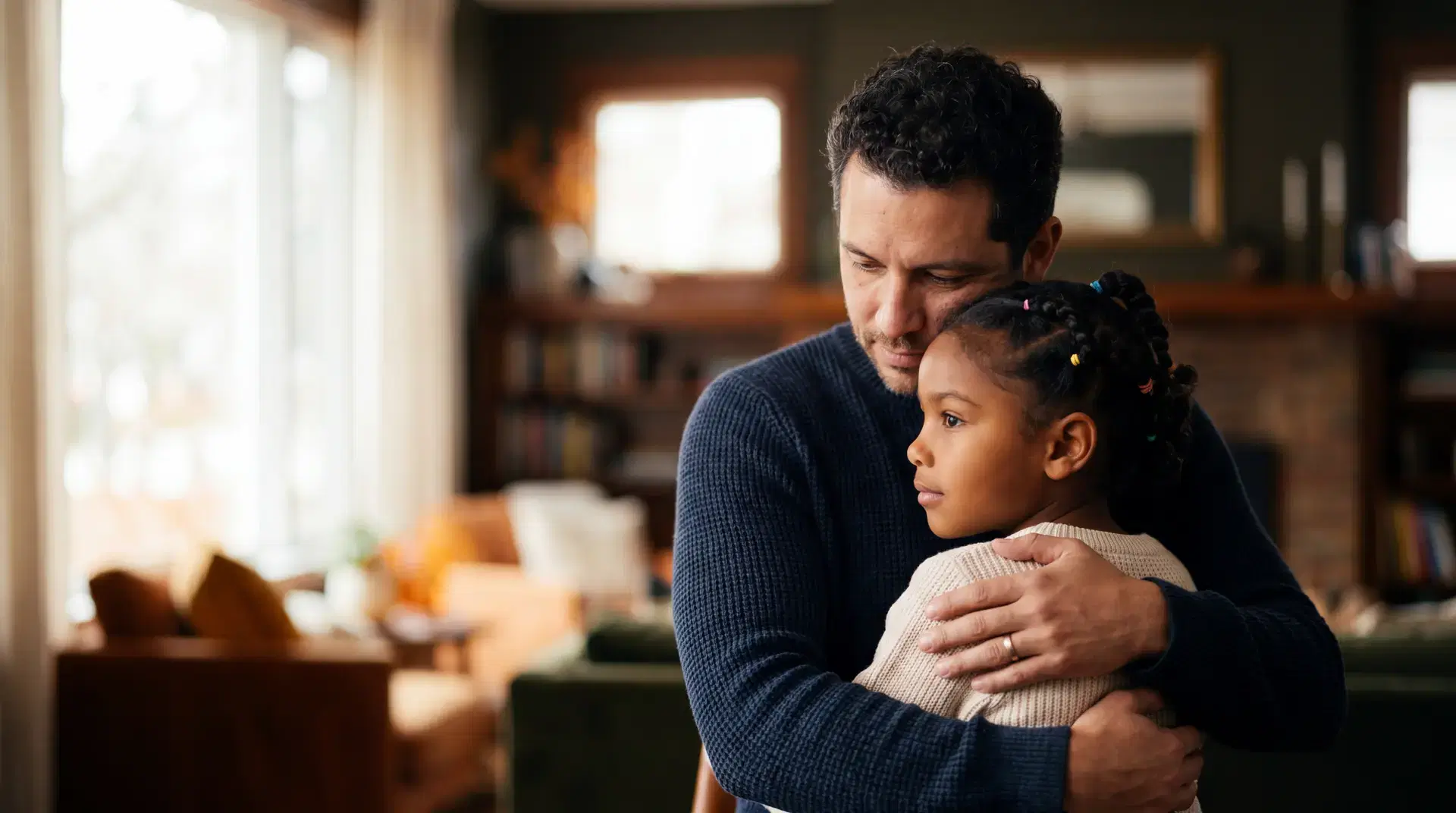 Father hugging his children, protected by a life insurance policy from Tampa Seguros
