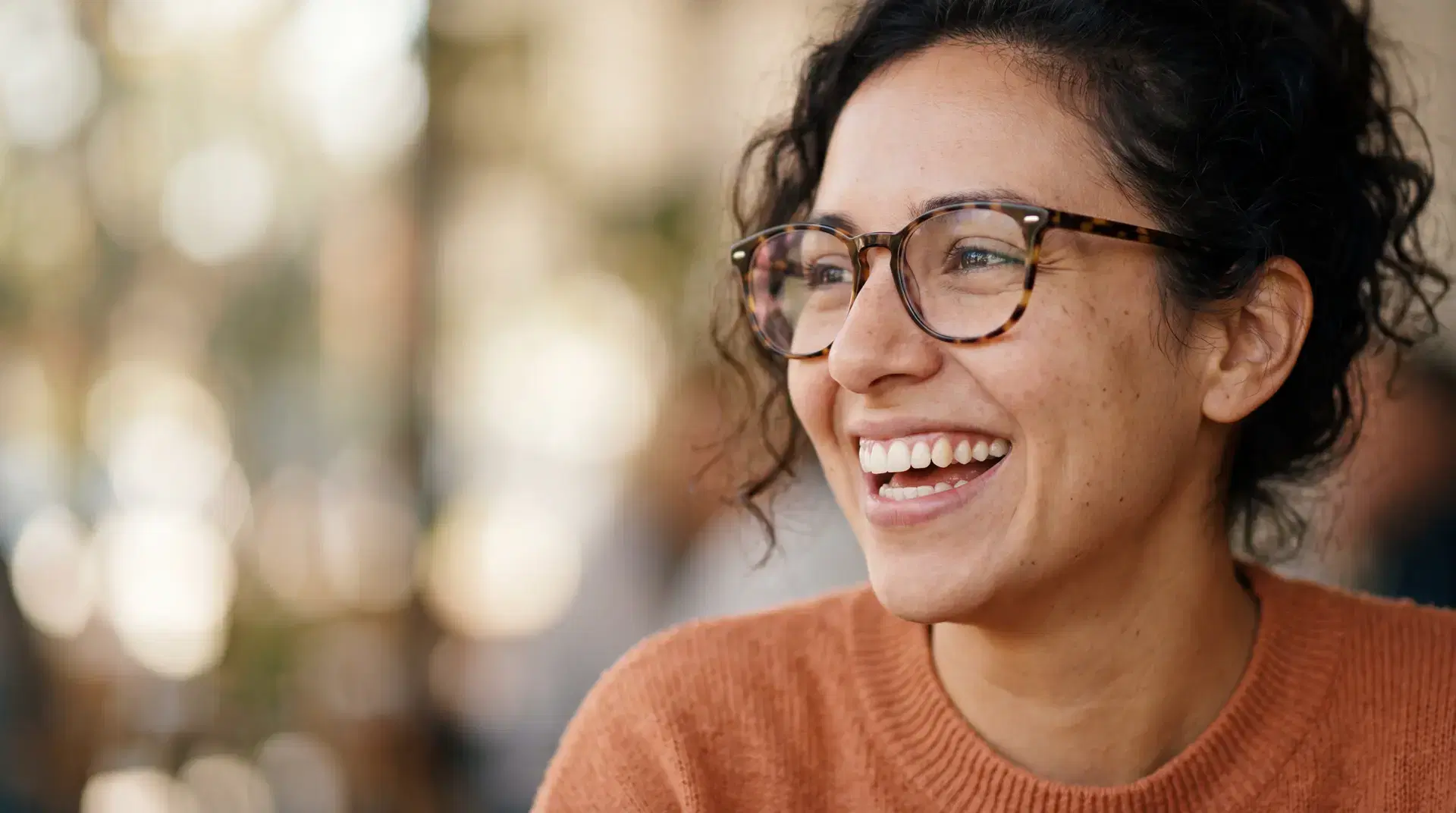 Girl smiling at the dentist, covered by Tampa Seguros vision and dental insurance